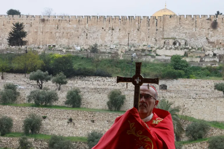 Polícia israelense impede patriarca de entrar na Basílica do Santo Sepulcro no Domingo de Ramos.