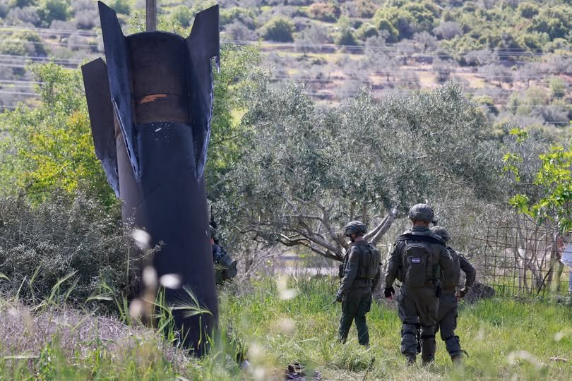 Israel raciona interceptadores avançados enquanto bombardeios iranianos pressionam estoques.