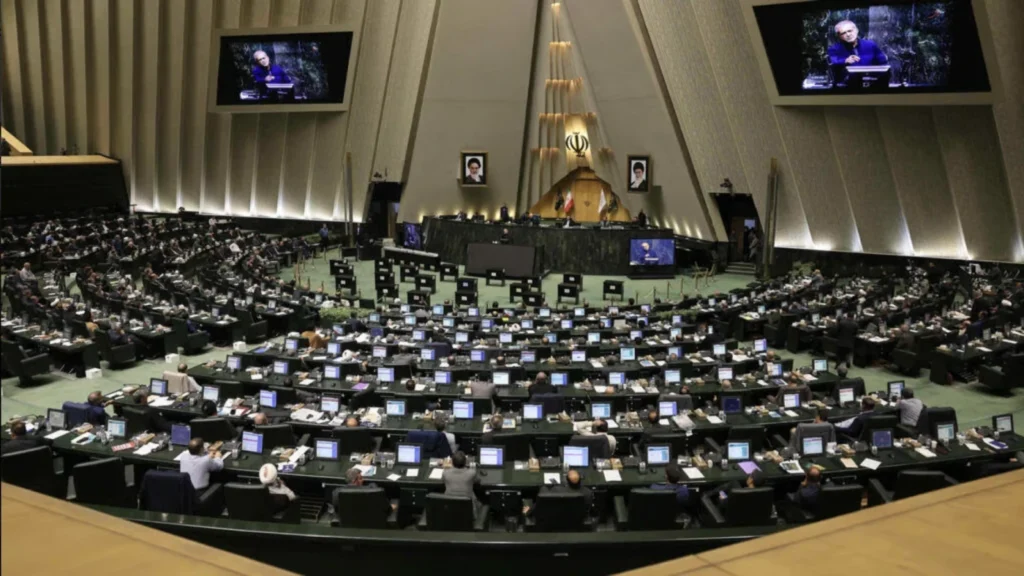 Parlamentares iranianos apresentam projeto de lei para sair do tratado nuclear