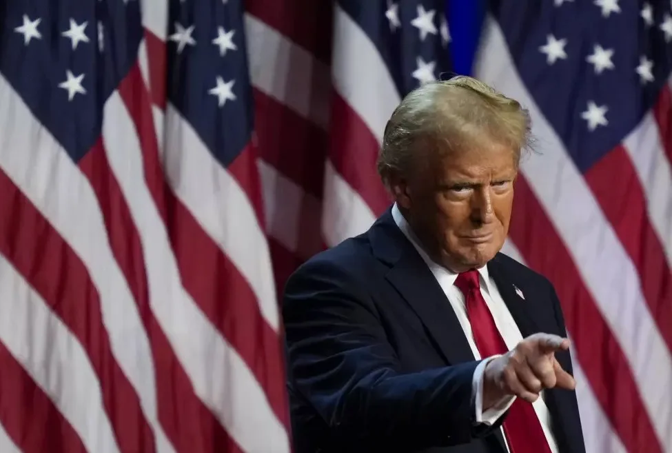 Trump diz que EUA não “precisam estar presentes” na OTAN.