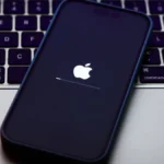 Apple envia alertas críticos para telas de bloqueio de iPhones antigos devido a exploits ativos.