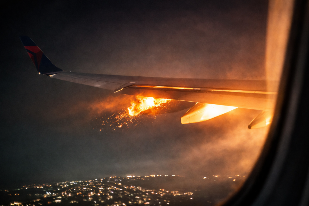 Motor de avião da Delta explode após decolagem em Guarulhos.