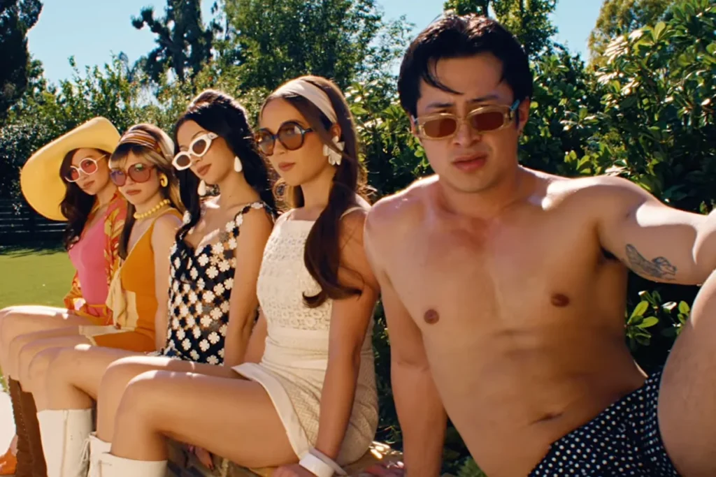 Laufey lança videoclipe estrelado de ‘Madwoman’.