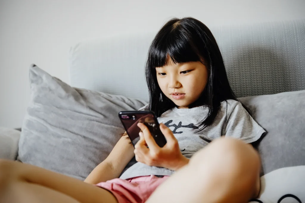 Países correm para proibir redes sociais para crianças.