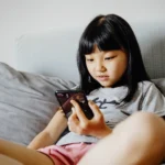 Países correm para proibir redes sociais para crianças.