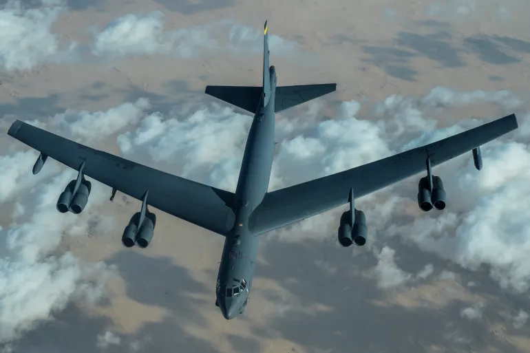 EUA usam B-52 sobre o Irã pela primeira vez na guerra.