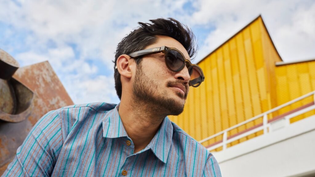 Novos óculos inteligentes de $399 bloqueiam funções de IA por assinatura.