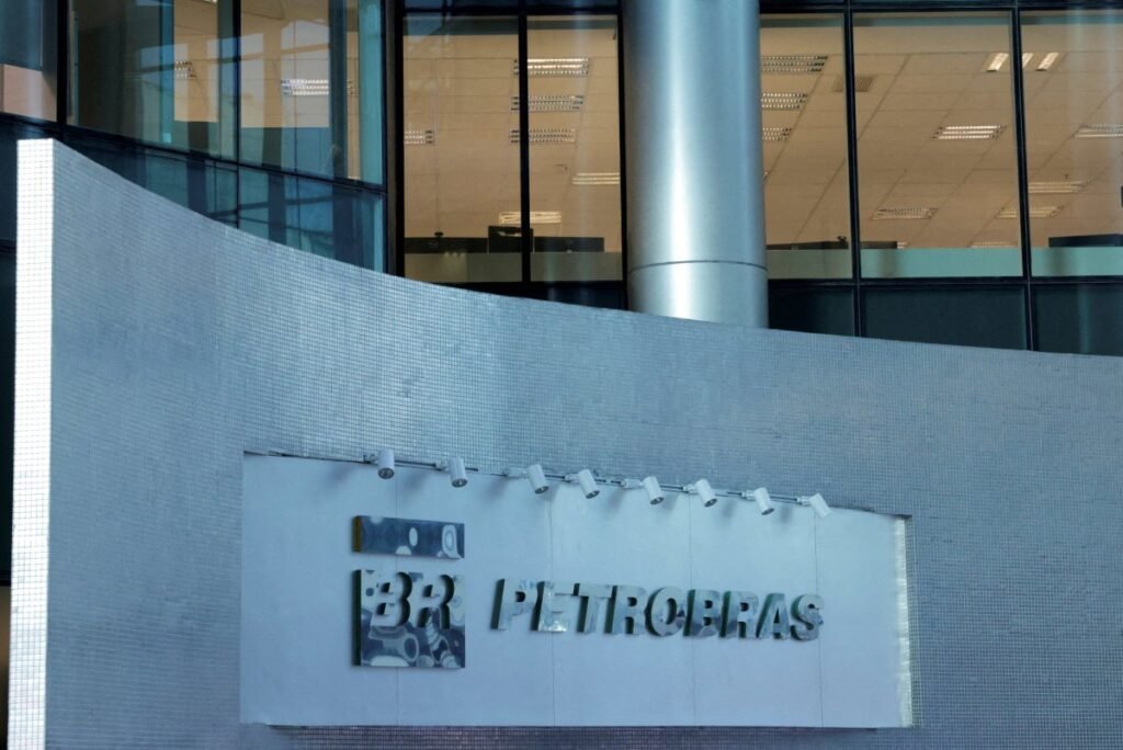 Petrobras demite diretor de logística enquanto Lula aperta o controle sobre preços de combustíveis.