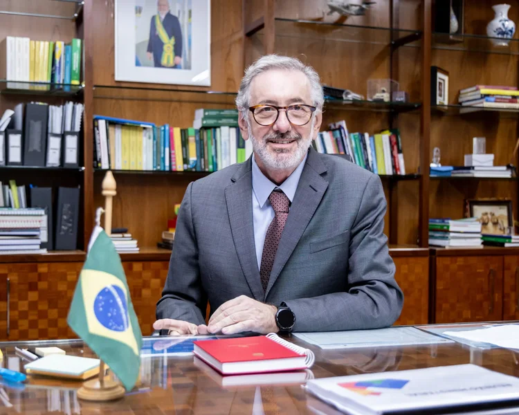 Novo ministro do MDIC defende jornada de 40 horas ao tomar posse.