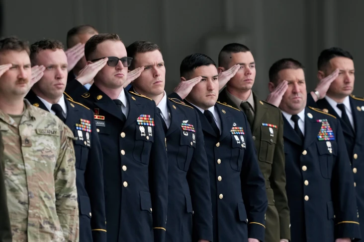 Ultimato de Trump ao Irã se aproxima enquanto debate sobre tropas terrestres se intensifica.