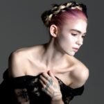 Grimes anuncia novo álbum com letras geradas pela IA DeepSeek.