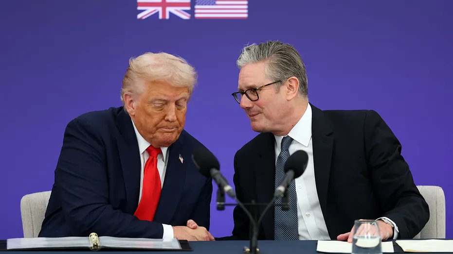 Trump compara Starmer a Chamberlain após Reino Unido recusar participação em ataques ofensivos contra o Irã.