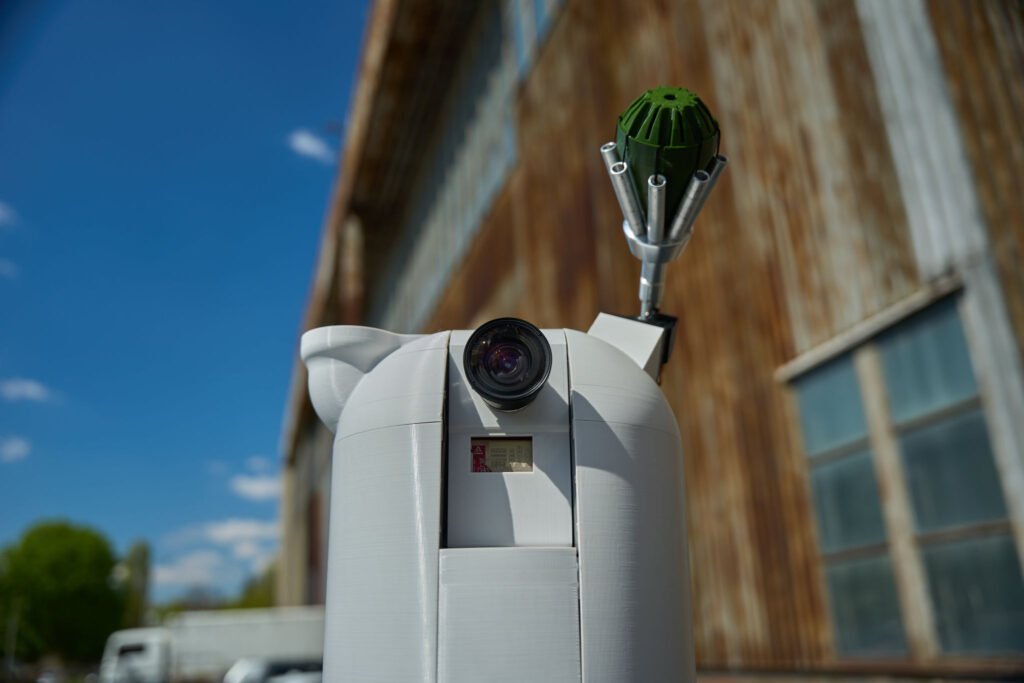 Ucrânia implanta torre de IA para abater drones com fibra óptica.