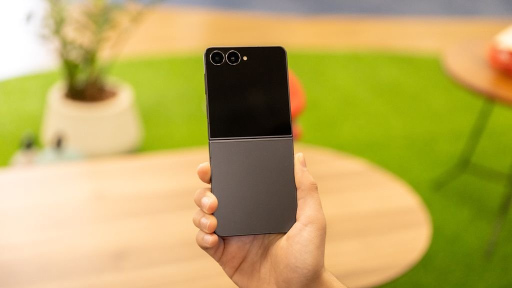 Samsung Galaxy Z Flip 8 deve chegar sem dobra visível na tela.