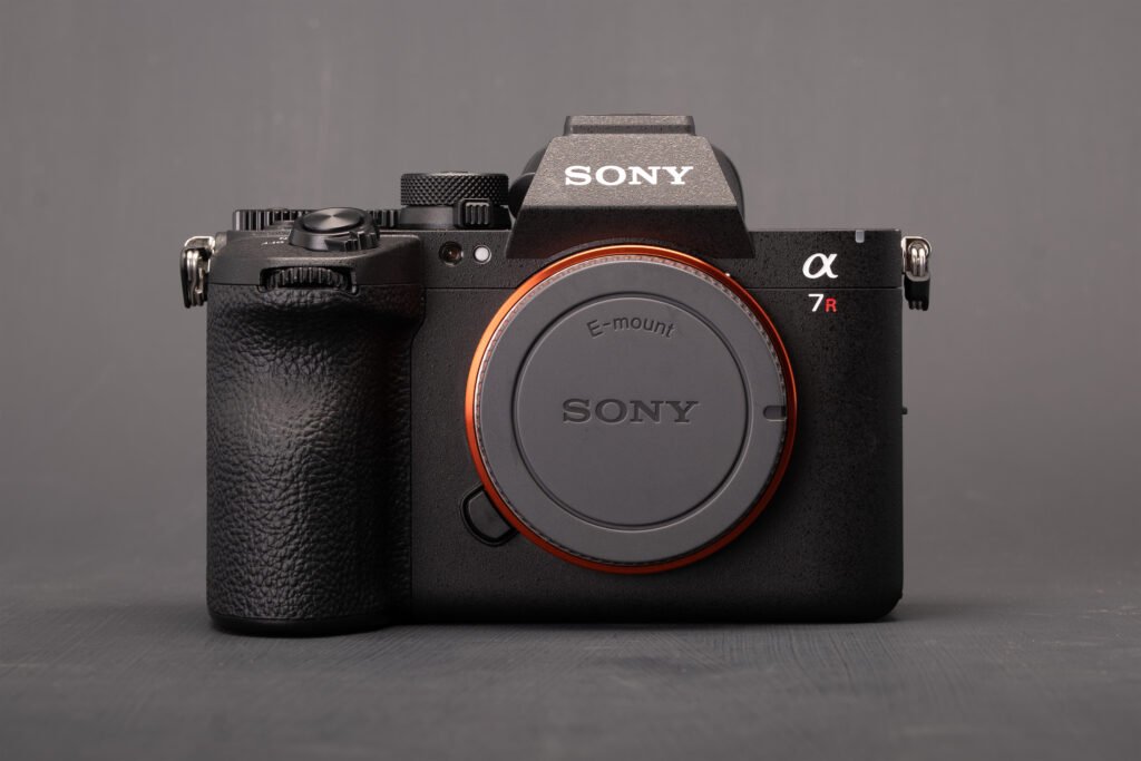 Sony apresenta Alpha 7R VI de 66,8 MP com rajadas de 30fps.