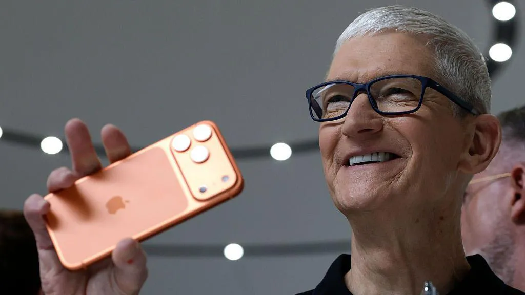 BofA prevê aumento de US$ 200 no iPhone Pro após Cook alertar que custos são “insustentáveis”.