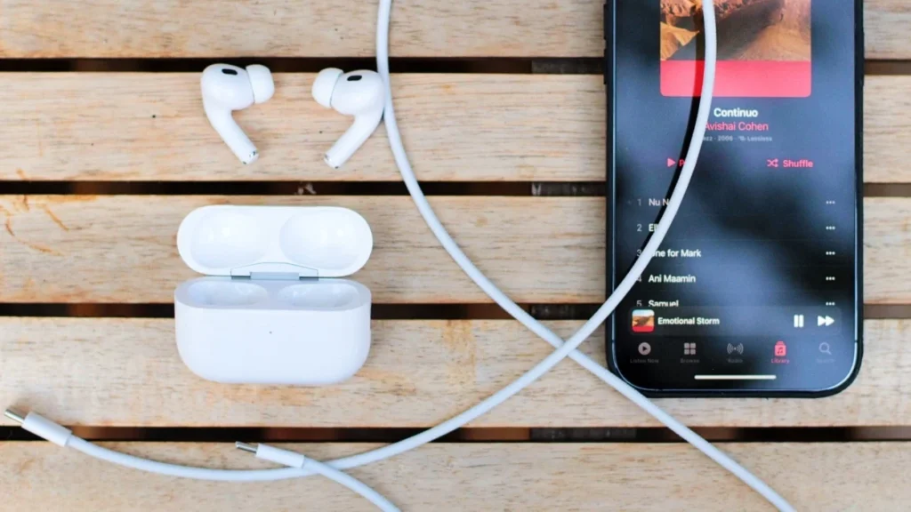 Apple adia AirPods com câmera para o final de 2027 em meio a dificuldades com IA.