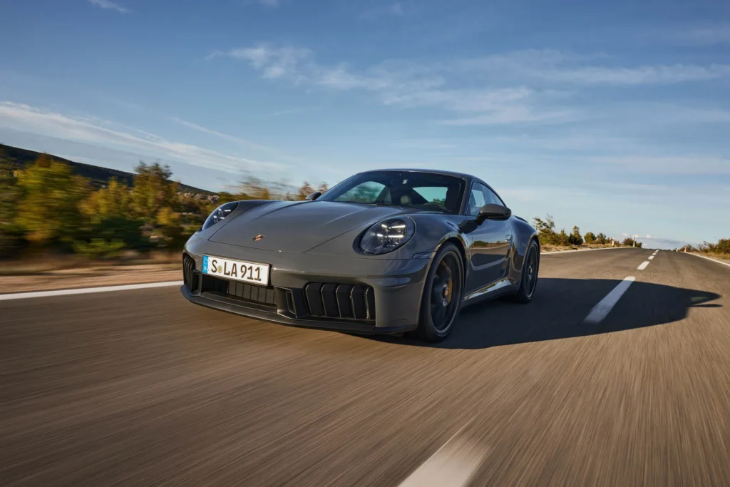 CEO da Porsche descartou 911 totalmente elétrico.