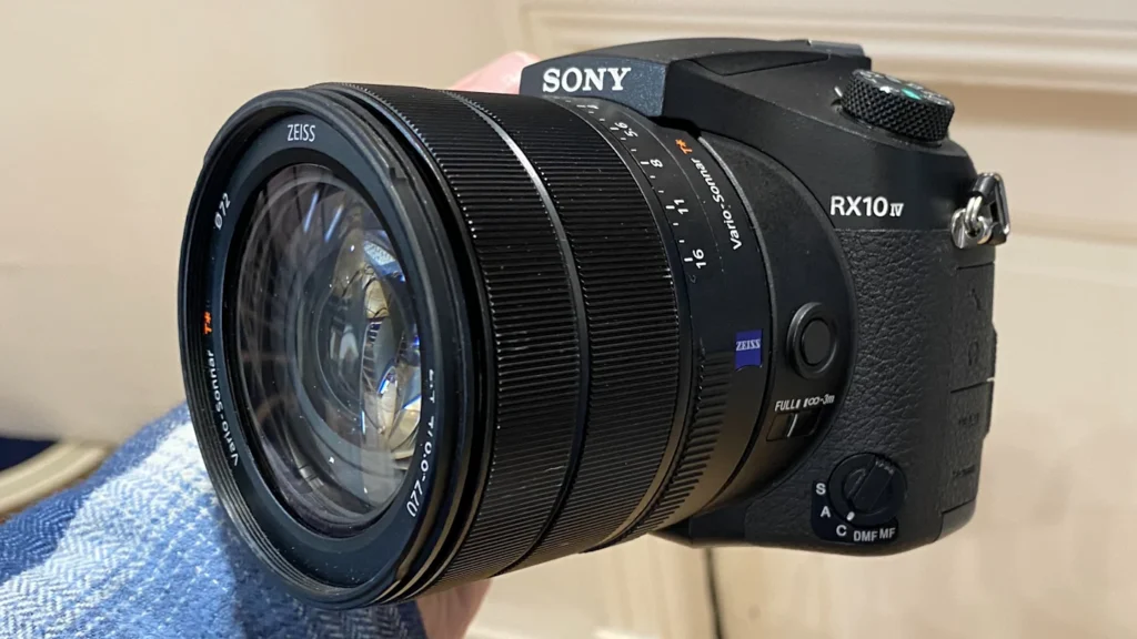 Sony anuncia nova câmera RX10, encerrando espera de nove anos.